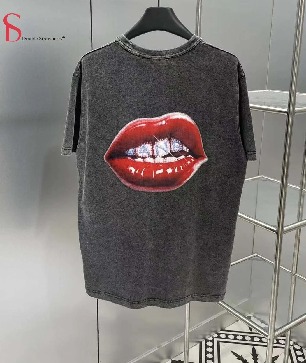 

Женская хлопковая футболка с коротким рукавом, круглым вырезом и принтом губ