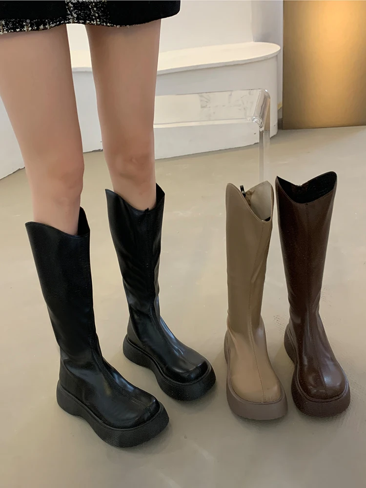 

Женские кроссовки на платформе и толстой подошве, однотонные сникерсы выше колена из искусственной кожи на среднем каблуке, с круглым носко...