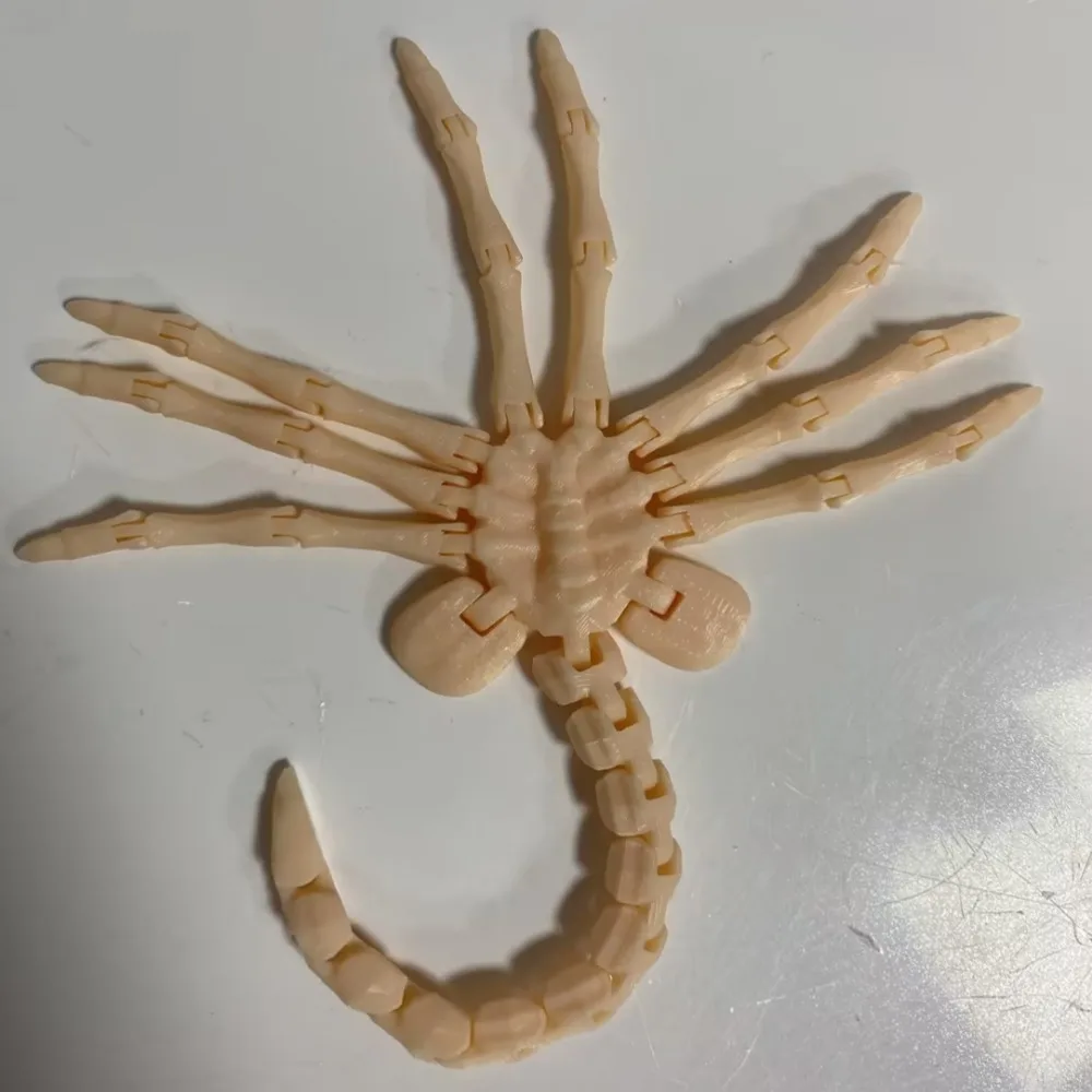

Модель Alien Facehugger из пластика