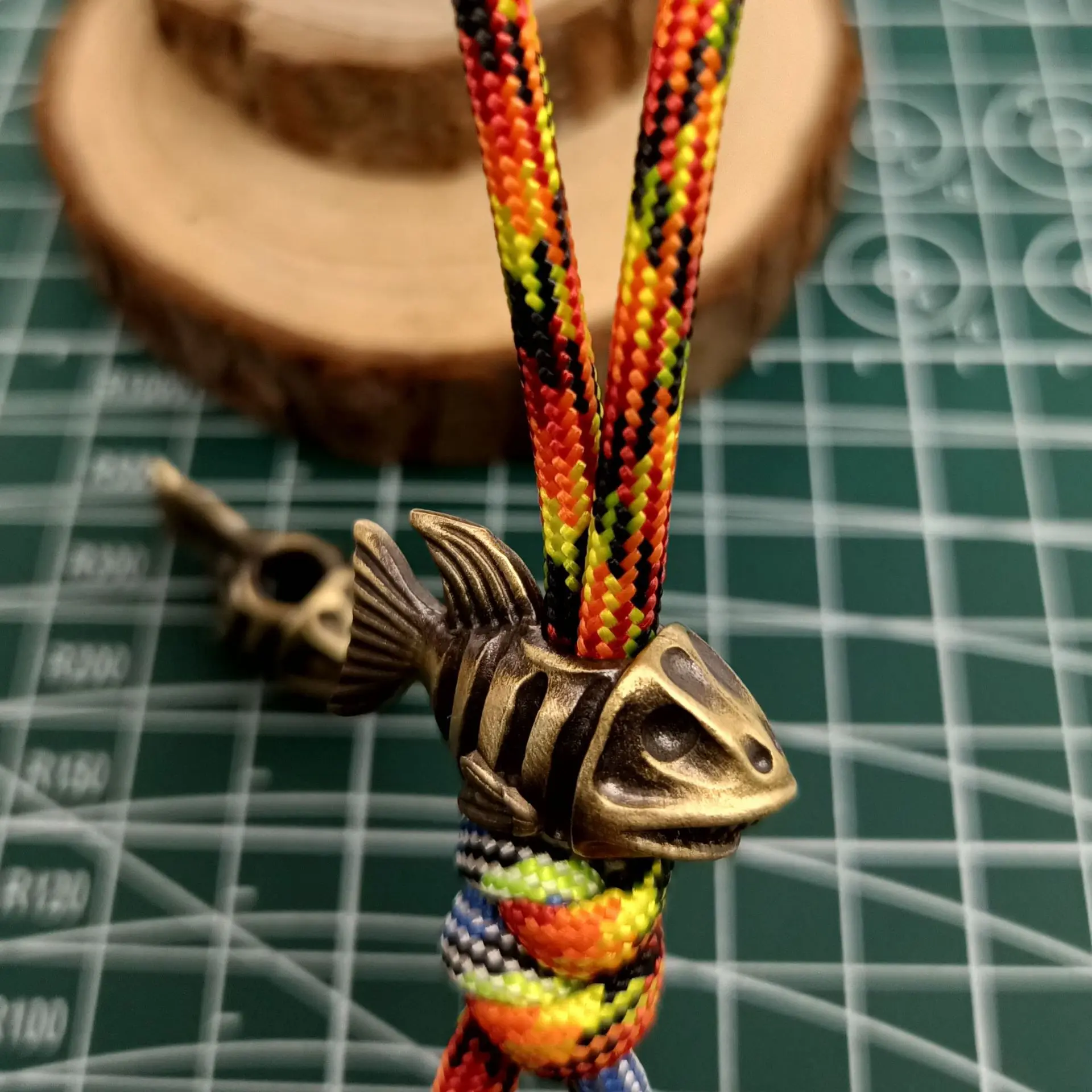 

1PC Brass Bone Fish Retro Brass Copper Paracord Beads Lanyard Pendants Knife Beads Parachute Cord Pendants Beads EDC Tool