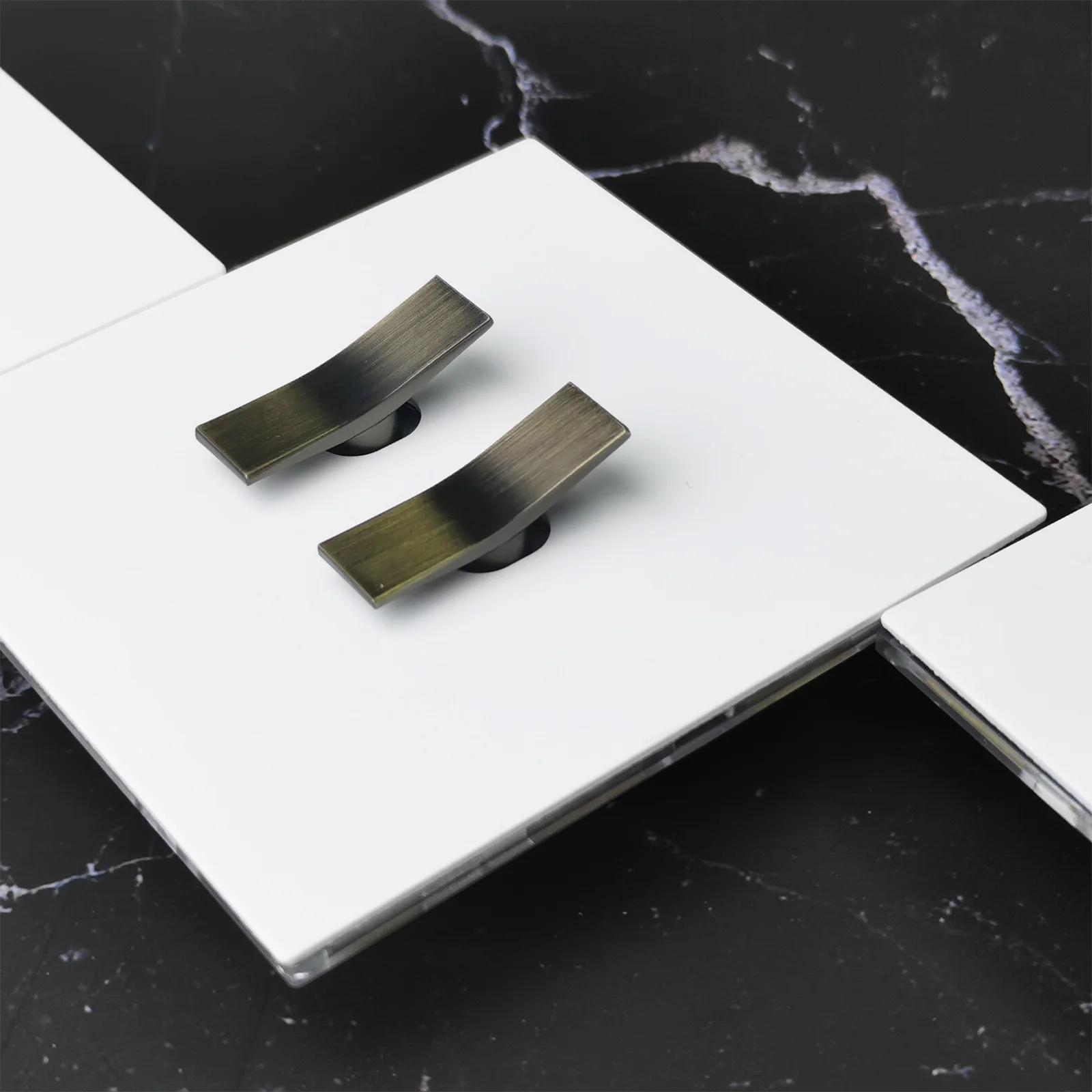 Niva NV9 3-полосные 2-полосные выключатели из черной нержавеющей стали белая