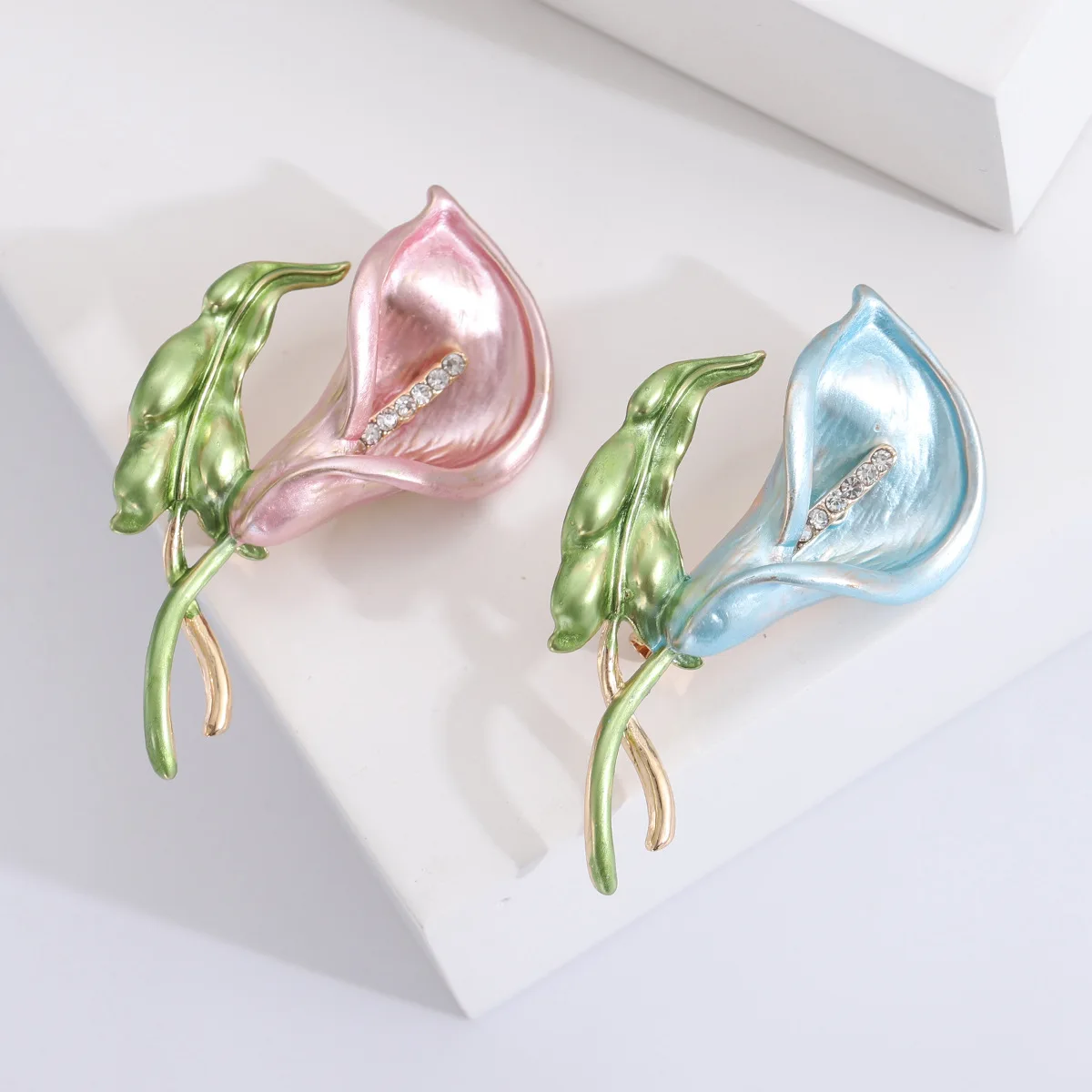 

Эмалевый порошок, голубая петуния, брошь, дама, сплав, стразы, цветы, свадебные буклеты, подарки.