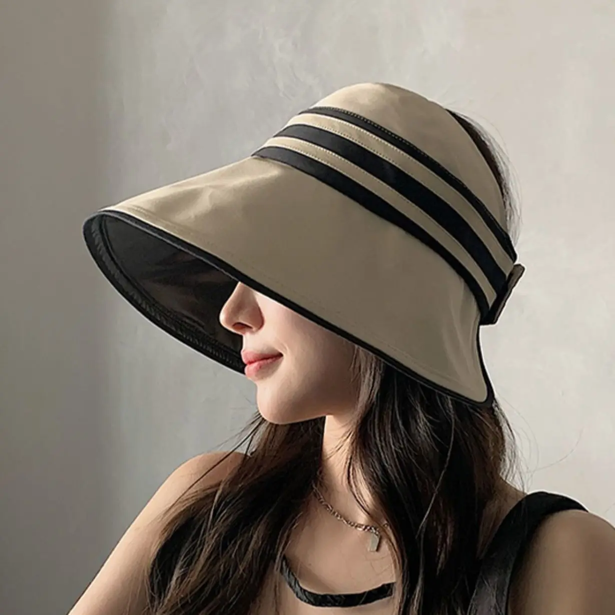 

Шляпа Женская Солнцезащитная складная, элегантная пляжная Панама с регулируемыми широкими полями и защитой от ультрафиолета, воздухопроницаемая шапка для хвоста для девушек и женщин, на лето