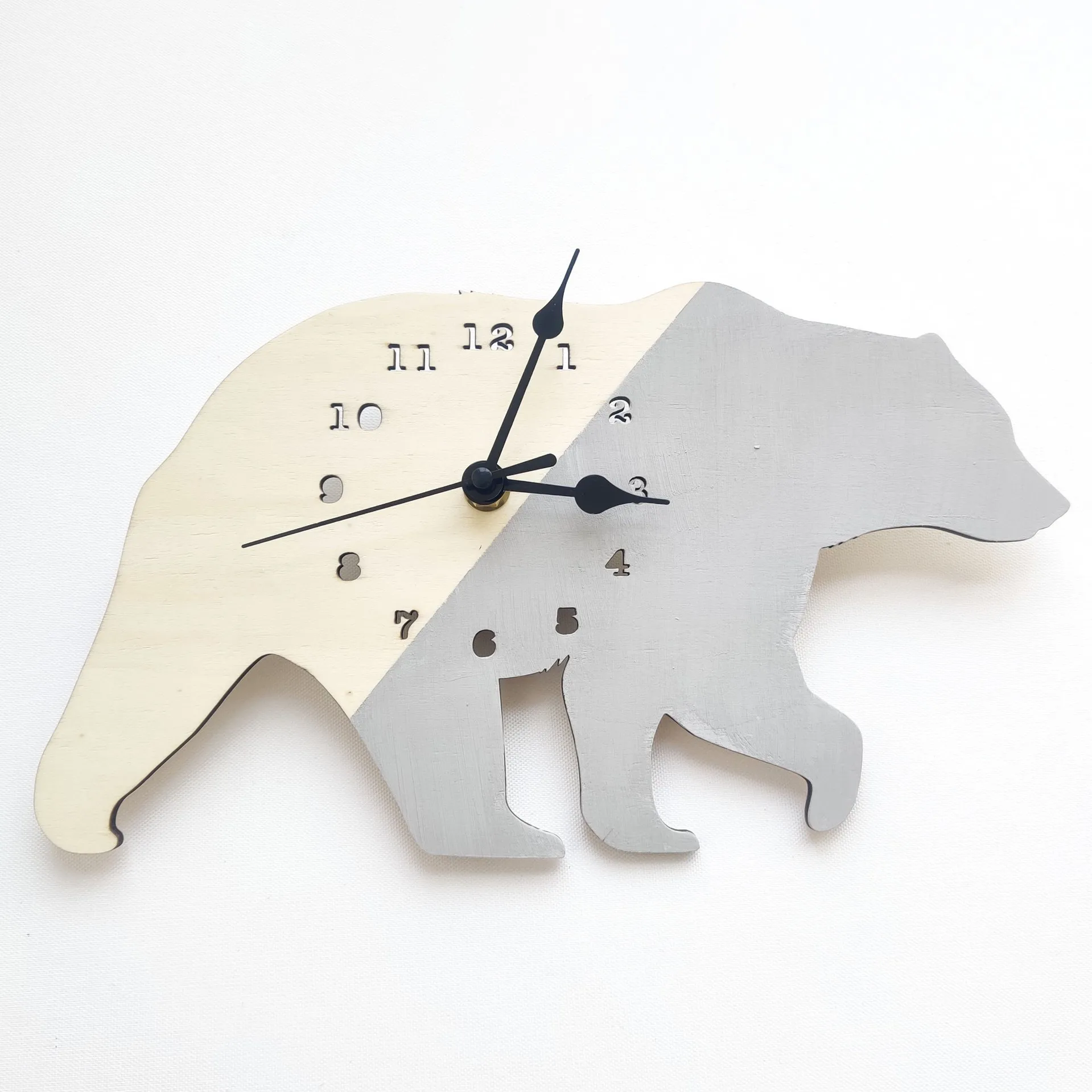 

Wooden Cartoon Polar Bear Wall Clock Home Decoration Children Room Decor Wagging Tail Creative Quiet Quartz Digital Swinging