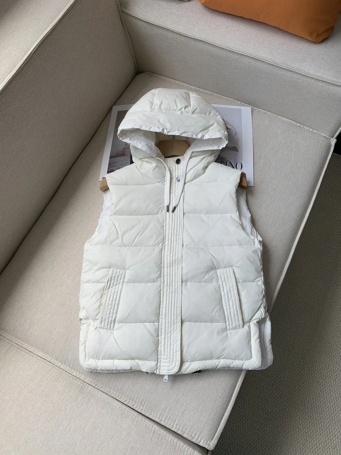 Женский жилет на белом гусином пуху осень-зима однотонная повседневная теплая