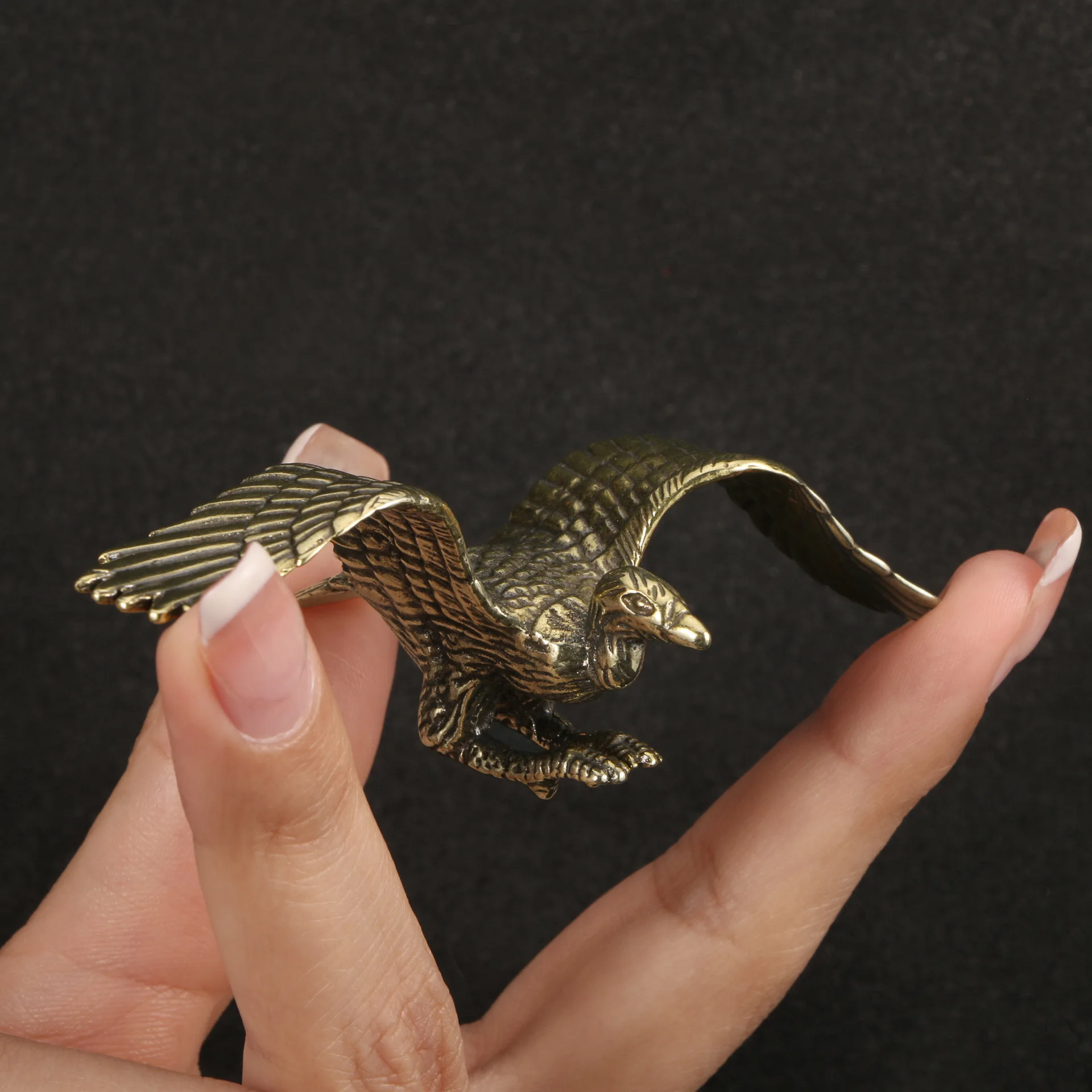 Античная Медная Статуэтка летающего Орла для охоты и еды, статуэтка животного, ретро латунные фигурки, миниатюрный орнамент, домашний декор фэн-шуй