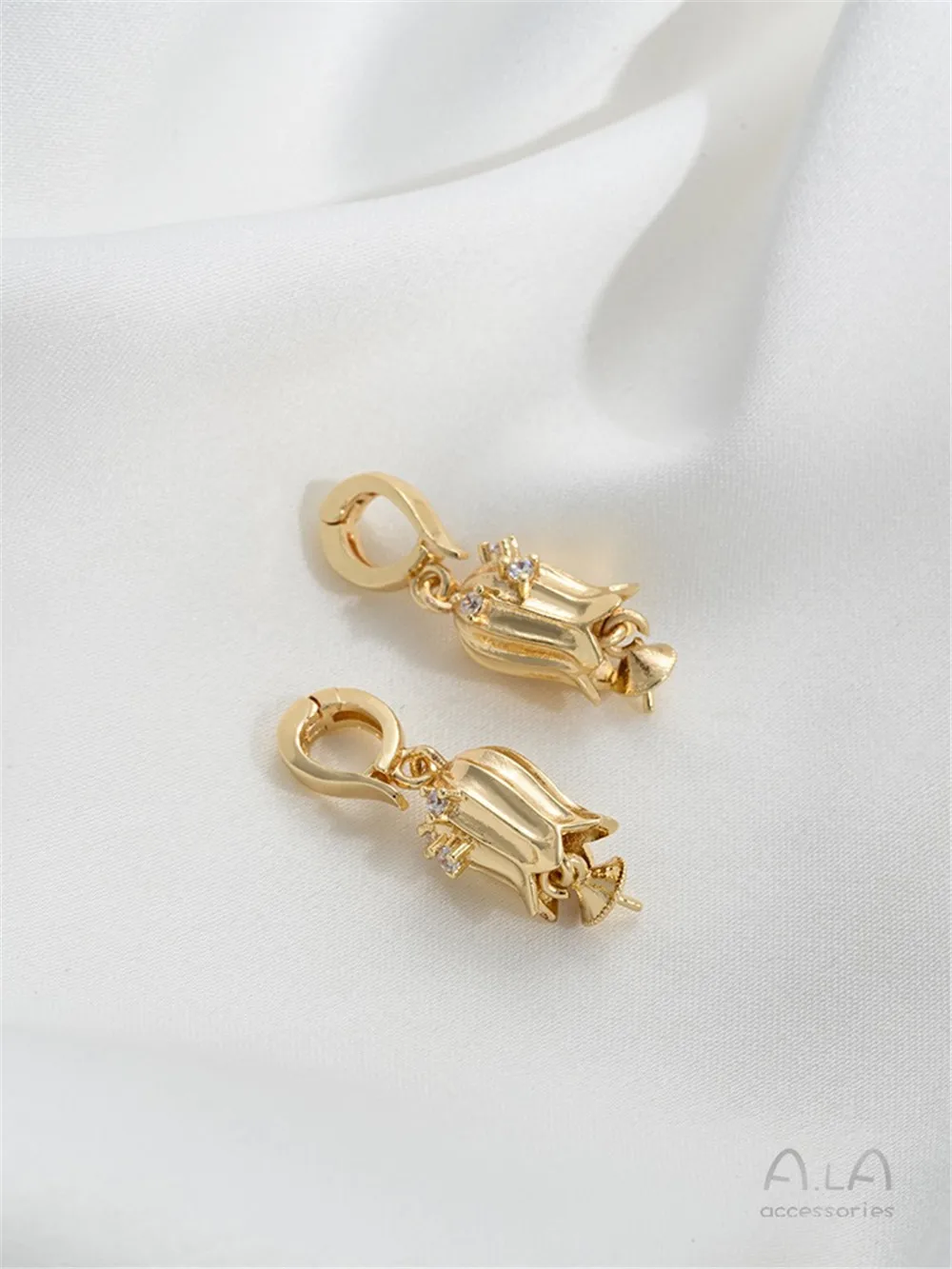 Универсальная пряжка с подвеской-бусиной в виде цветка лилии под золото 14 к