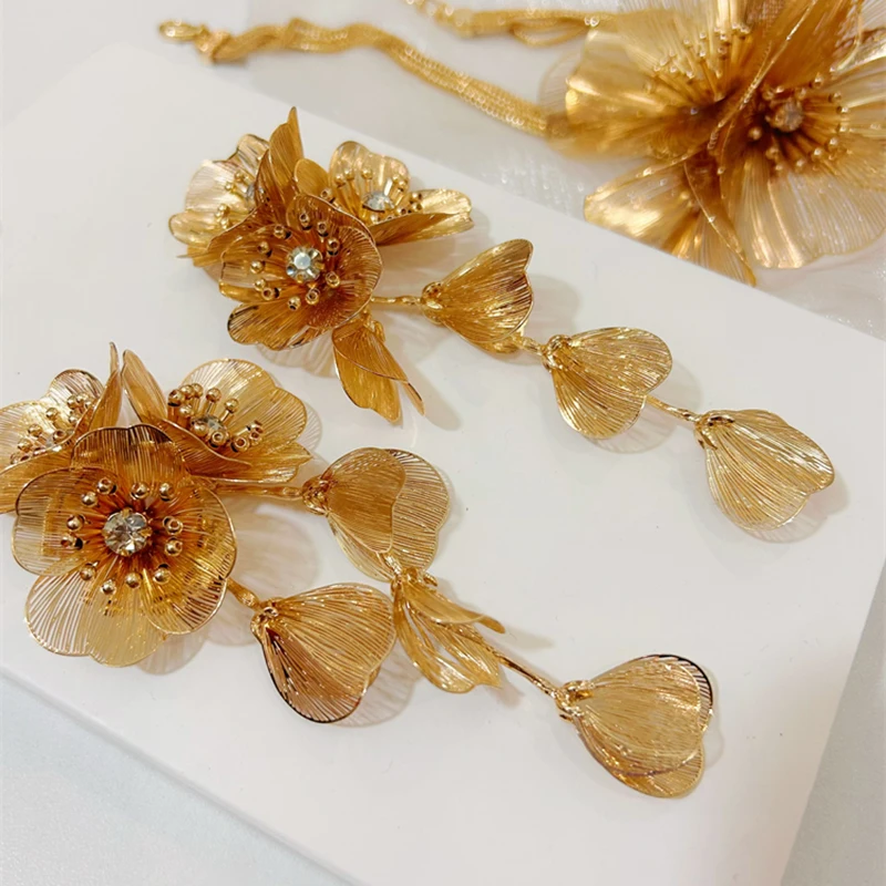 Женские висячие серьги с цветочным рисунком