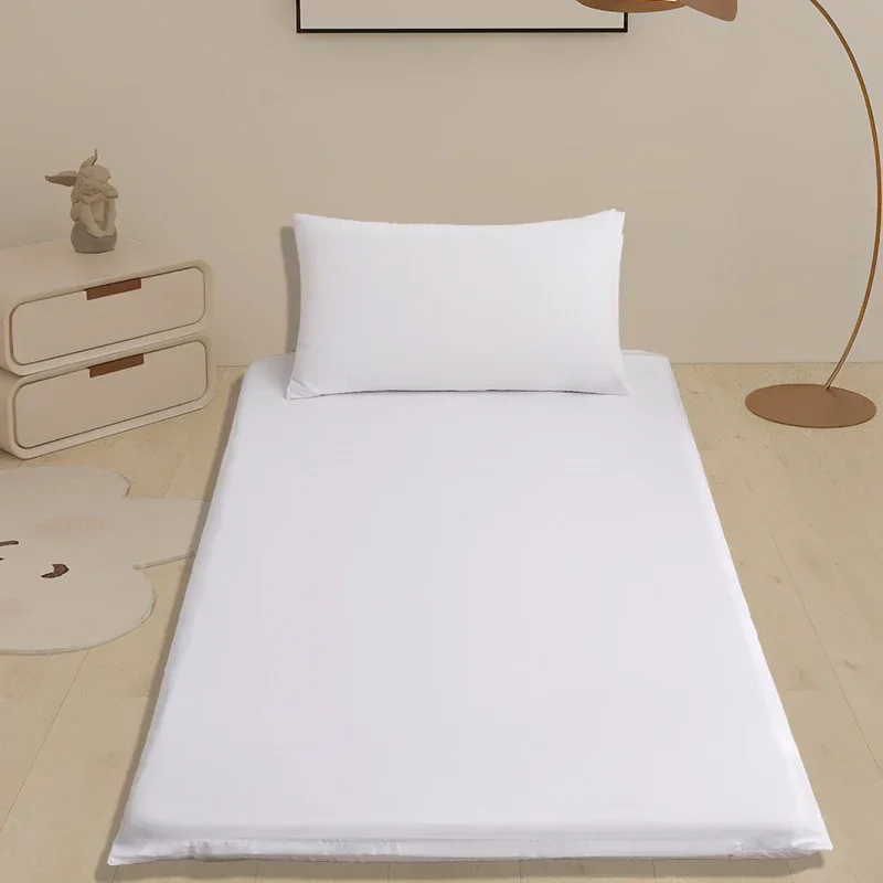 

Полностью закрытый наматрасник, съемный и моющийся, пыленепроницаемый и нескользящий чехол, без наволочки и матраса.