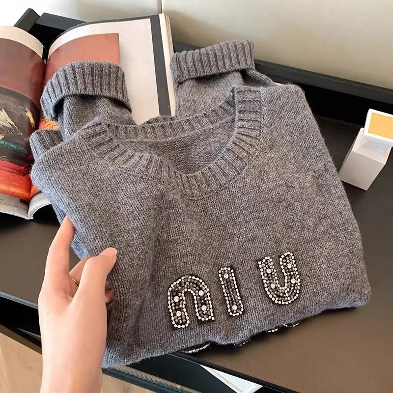 Винтажный серый джемпер с круглым вырезом и буквами из бисера