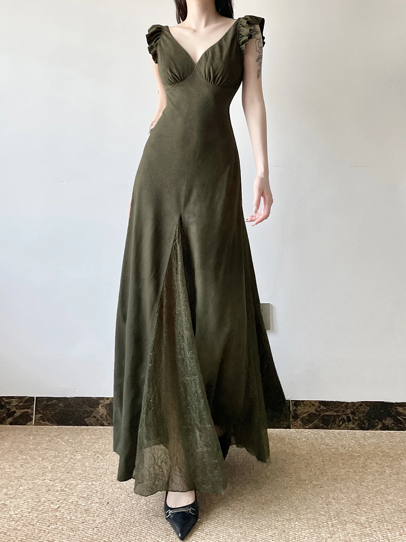 Женское платье с оборками и открытой спиной V-образным вырезом рукавом-бабочкой