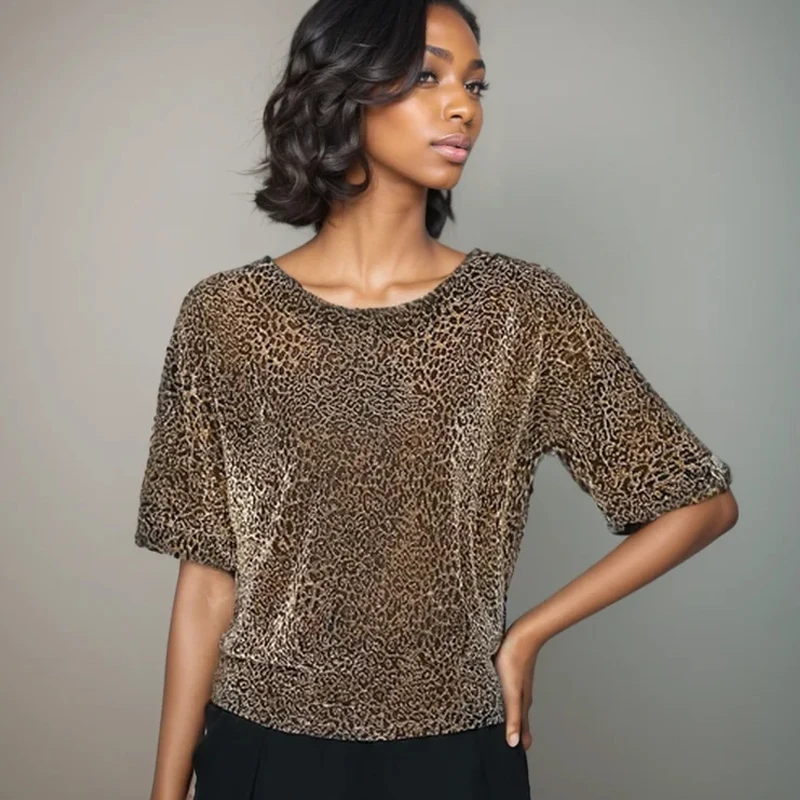 Женская летняя блузка с короткими рукавами и блестками