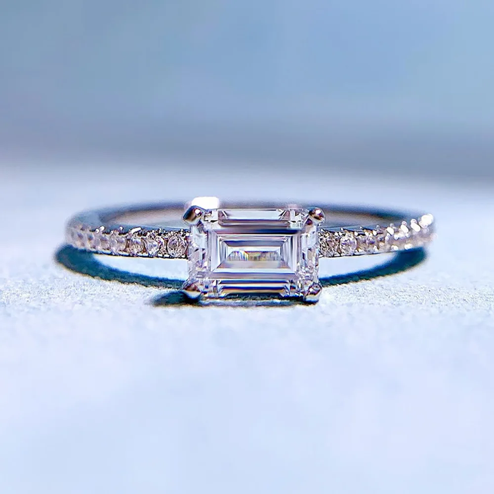 Кольцо женское из серебра 100% пробы с изумрудами 4 Х6 мм