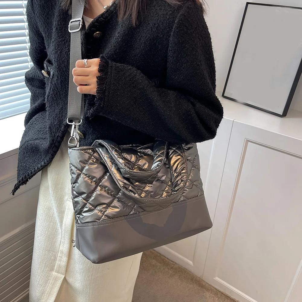 

Зимняя новая вместительная хлопковая пуховая сумка для женщин, модные стеганые сетчатые сумки на плечо, вместительные сумки, женская сумка-...