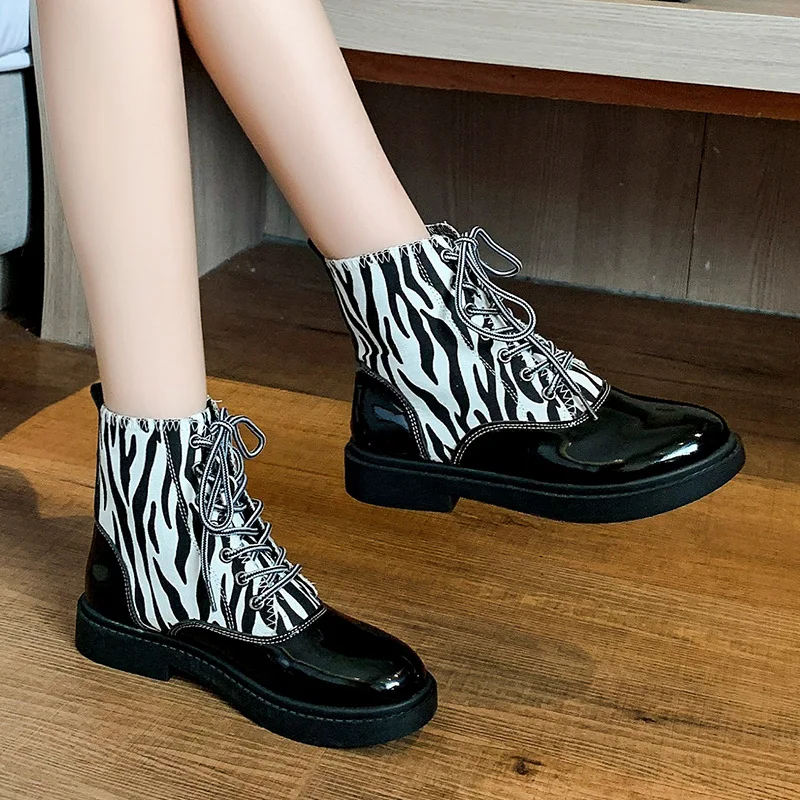

2022 Простые Модные женские ботинки-мартинсы с зеброй, удобные яркие водонепроницаемые весенние ботинки из полиуретана, женские черные, белы...