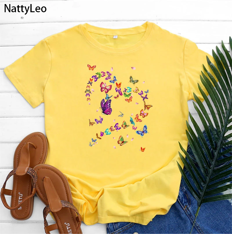 

Женская футболка с круглым вырезом, коротким рукавом и принтом сердечек