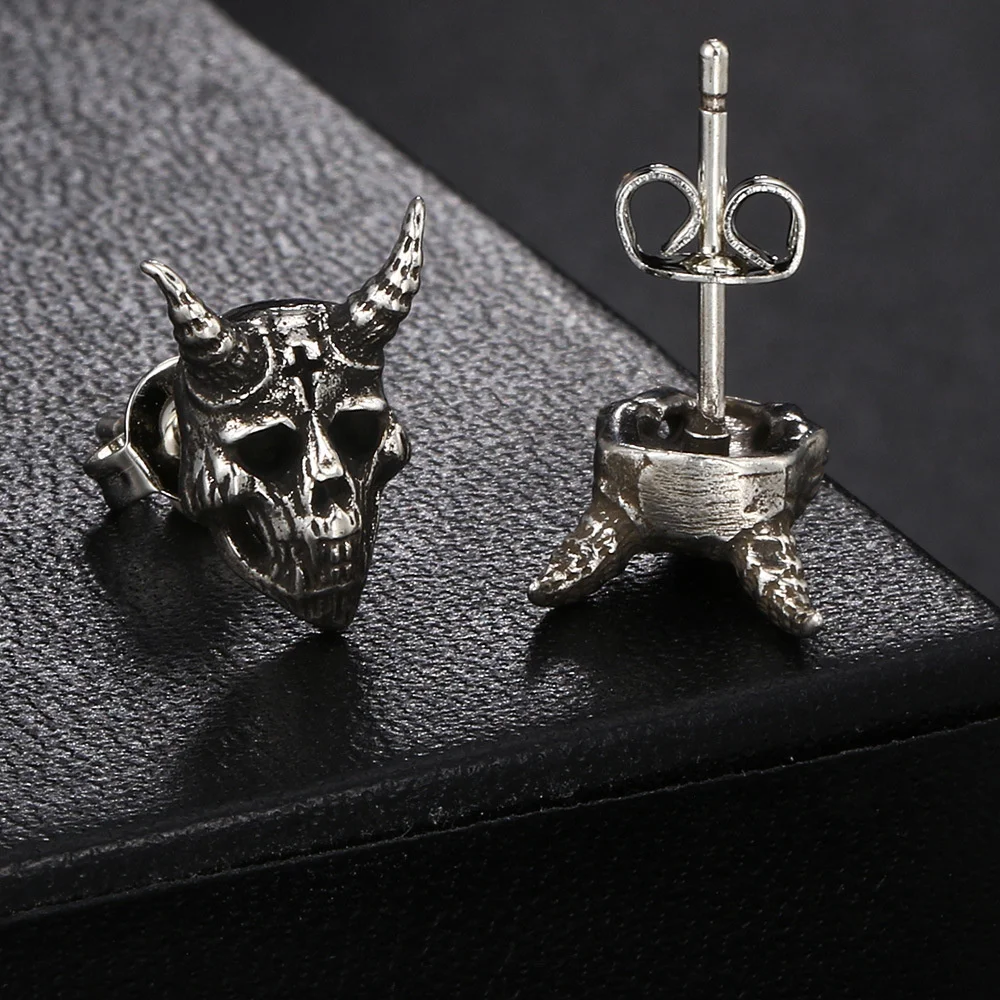 Мужские металлические серьги-гвоздики в виде черепа
