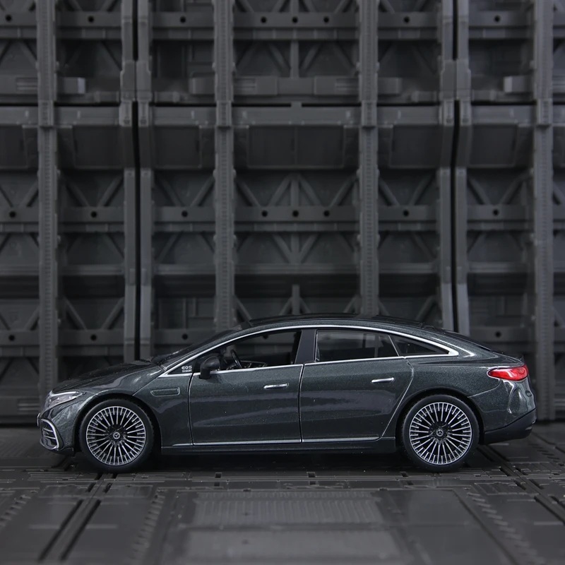Фото Модель автомобиля Maisto 1:24 Mercedes-Benz EQS, имитация, коллекционная, из сплава, с открывающимися дверями, богатая детализация №1