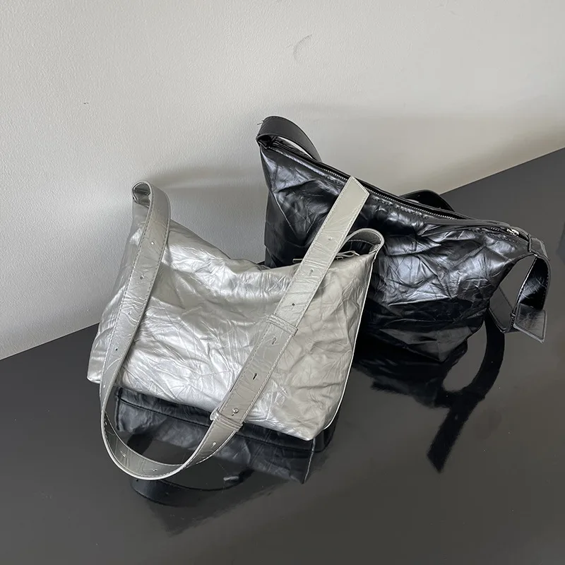 

2023 Original Retro Versatile Daily Casual Shoulder Bag Women Unique Designer Folded Pure Color Hand Bags for Women