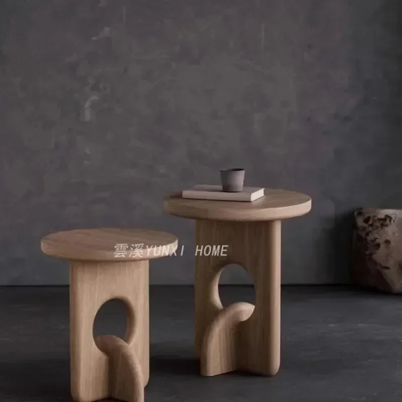 Деревянный скандинавский круглый стол в центре гостиной простая сторона легкий