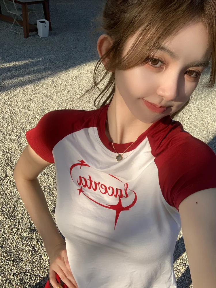 

Женская футболка с коротким рукавом, круглым вырезом и надписью