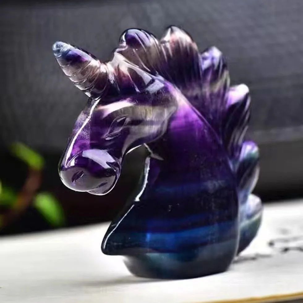 

Статуя единорога из флюорита, резные натуральные камни, украшение для дома, исцеляющий кристалл, искусственный кварц, украшение для животны...