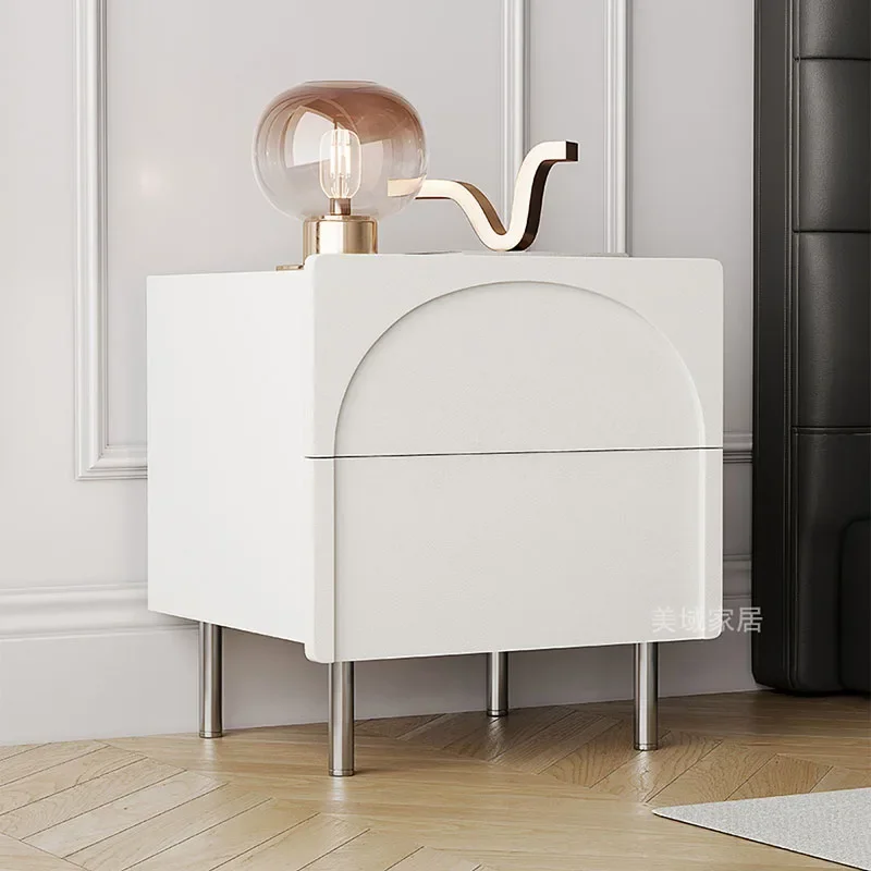 Маленький столик книжный шкаф прикроватная тумбочка узкая боковая кровать