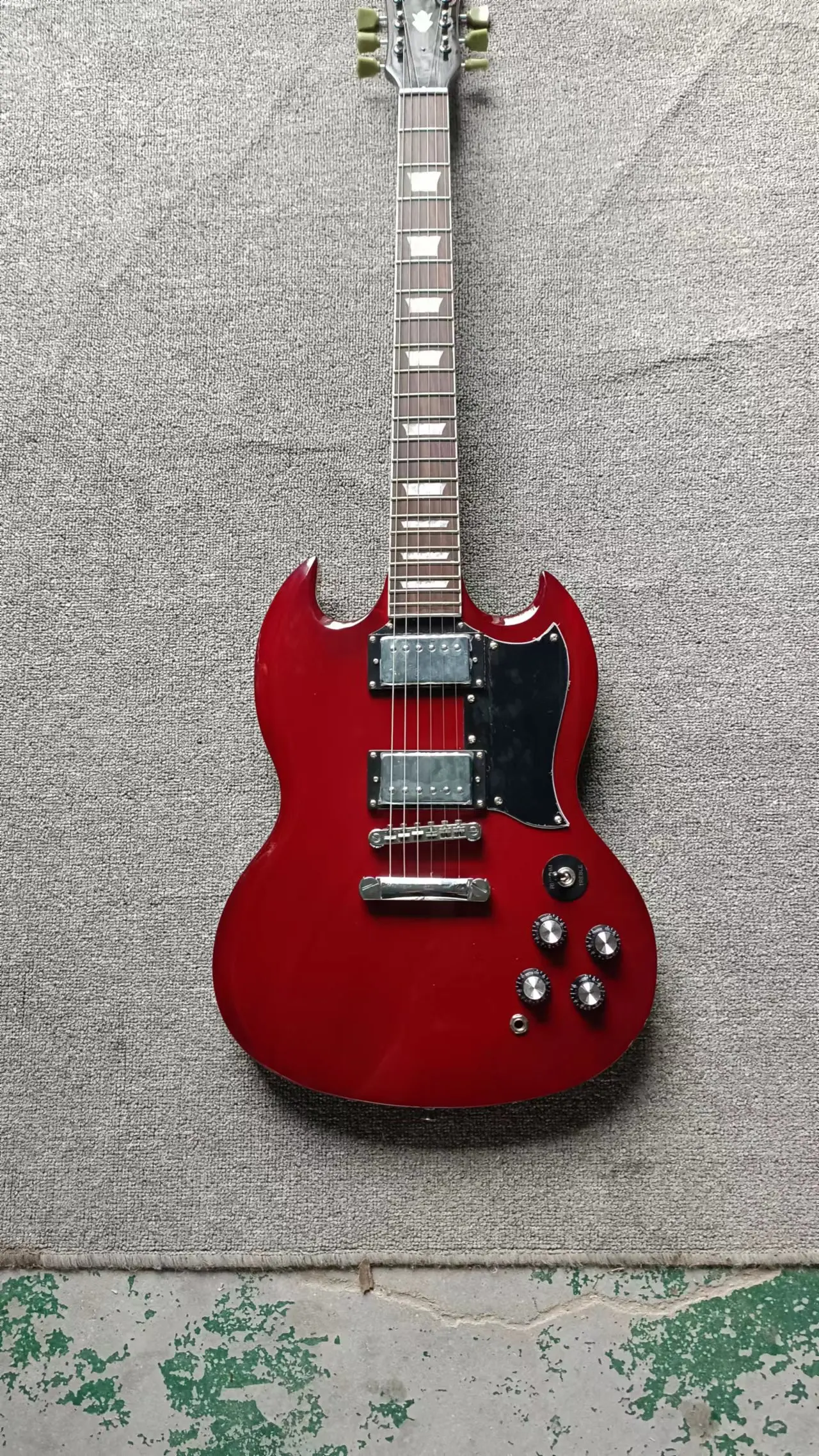

SG-400 integrated connection electric guitar, wine red body, LP horse bridge, jade knob, rosewood fingerboard flowerpot inlay, m