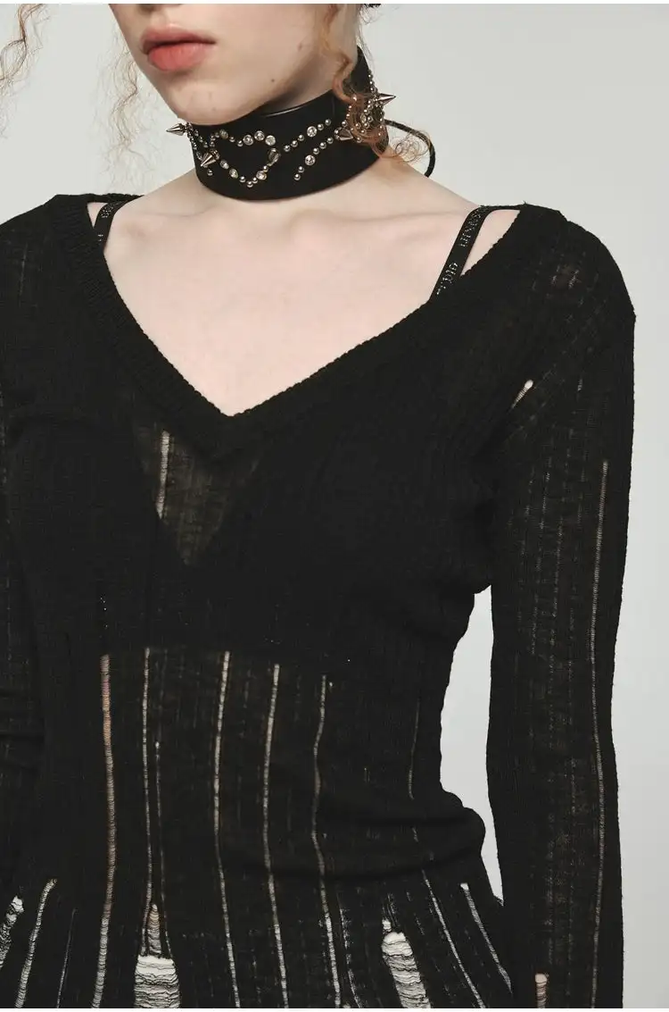 Женский свитер с треугольным вырезом