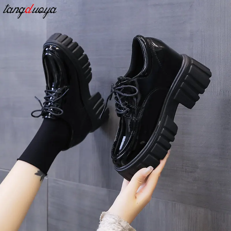 Туфли-оксфорды женские из лакированной кожи на платформе осень 2024