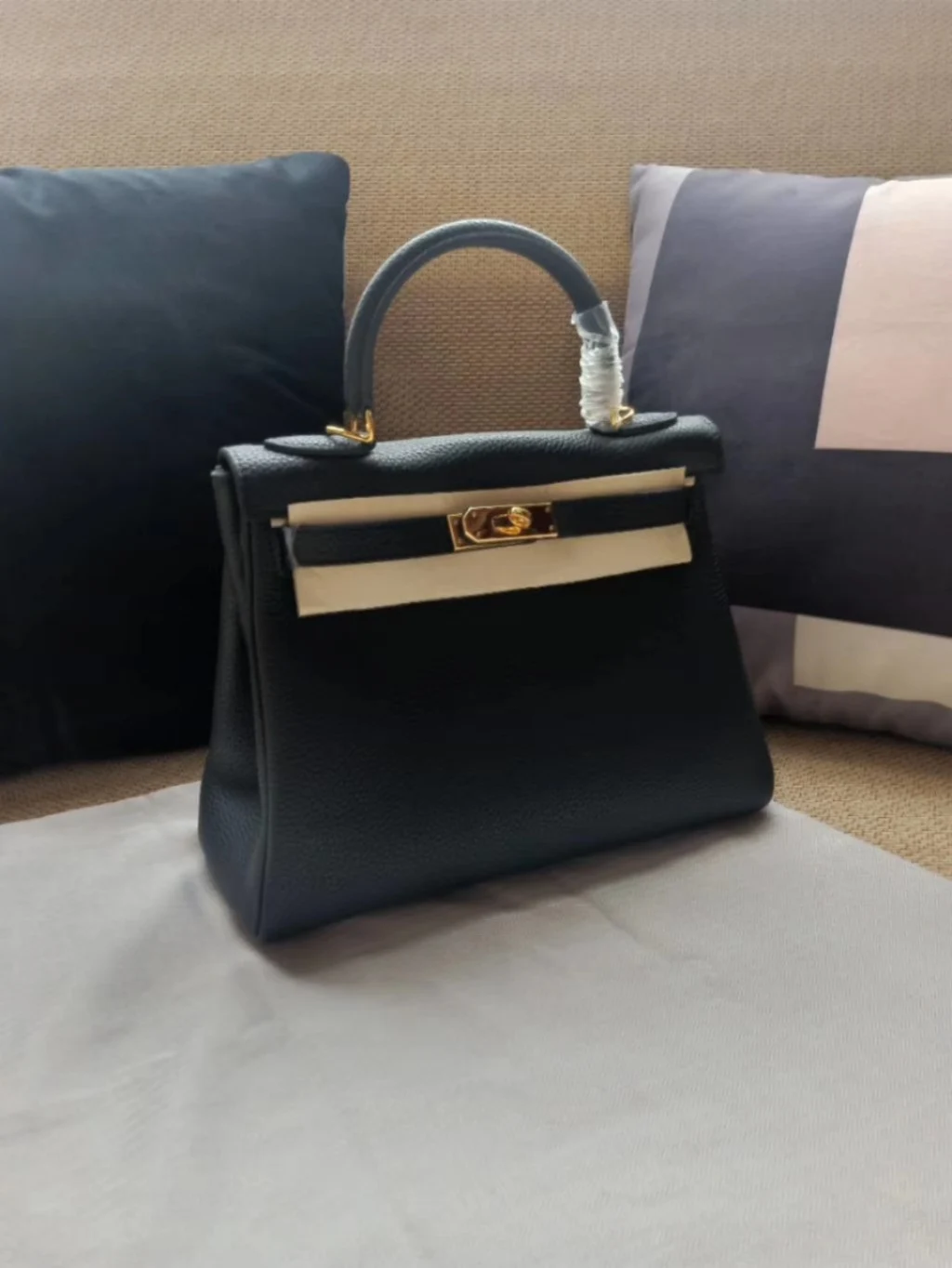 

Boutique ladies handbag, imported calfskin with hardware buckle to create a large capacity, temperament outstanding