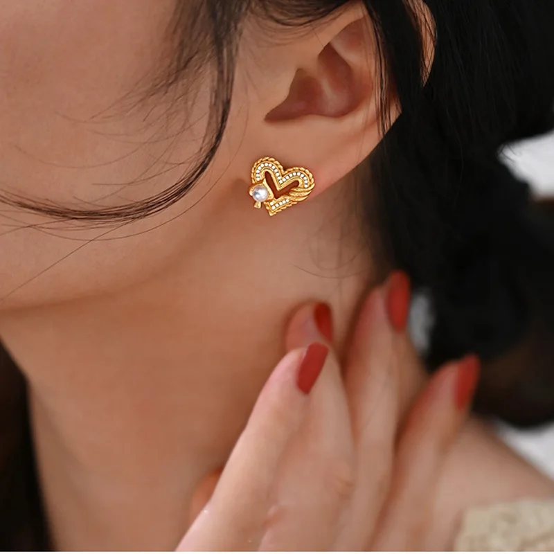 

Timeless Wonder Zirconia Pearl Poker Face Stud Earrings for Women Designer Jewelry Korean Party Ins Sweet Heart Gift Japan 7226