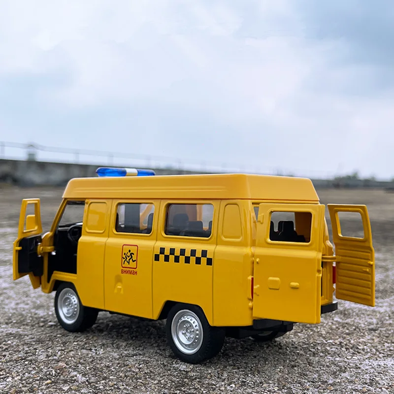 Модель автомобиля путешественники УАЗ 1/18 года из сплава с автобусом модель литой