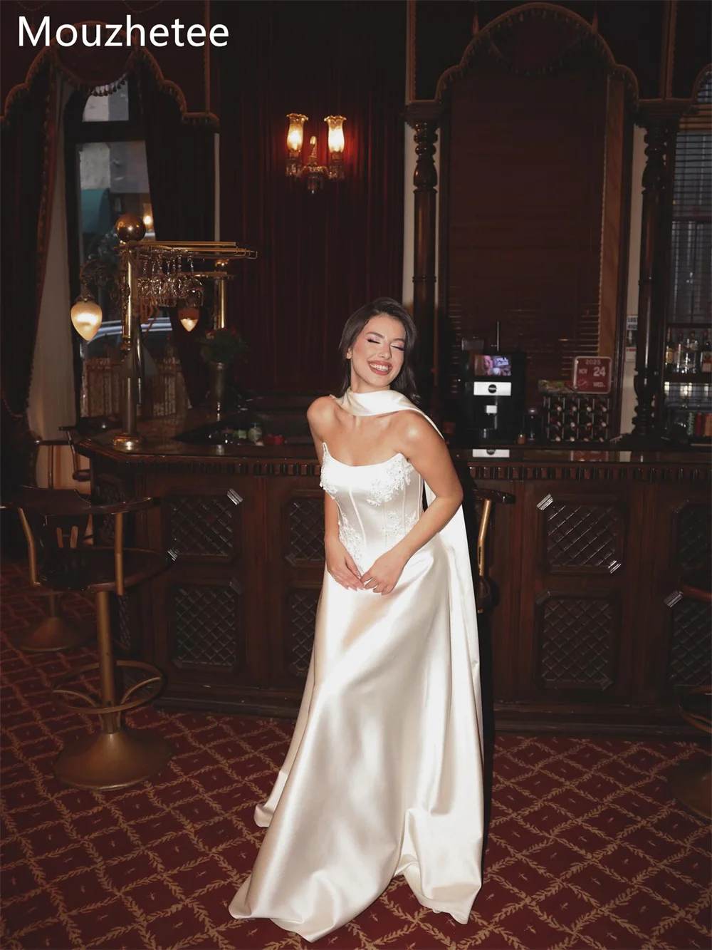 Фото Элегантные свадебные платья Mouzhetee А-силуэта с кружевными аппликациями, без бретелек, без рукавов, из атласа, на заказ, 2025 №2
