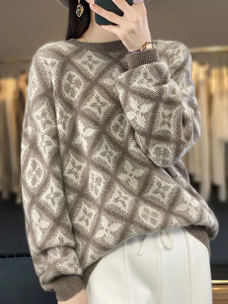 Женский вязаный свитер с круглым вырезом