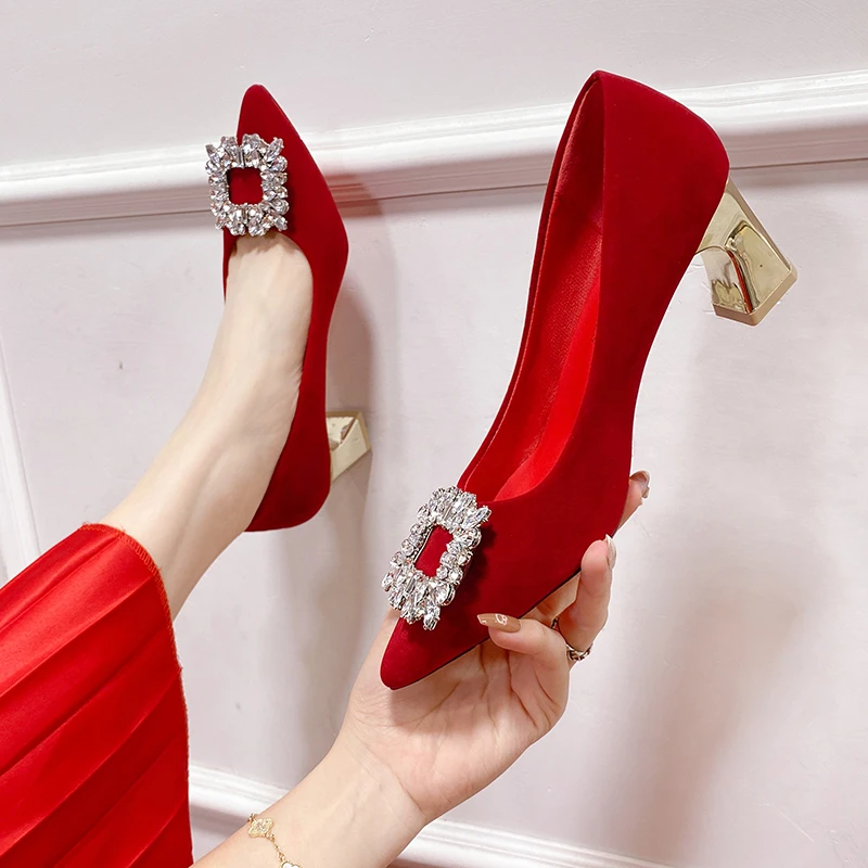 

2022 Autumn New Sexy Pointed Toe Shoes Women Strange Style Shallow High Heels Square Buckle Rhinestone Red Wedding Shoes Flock