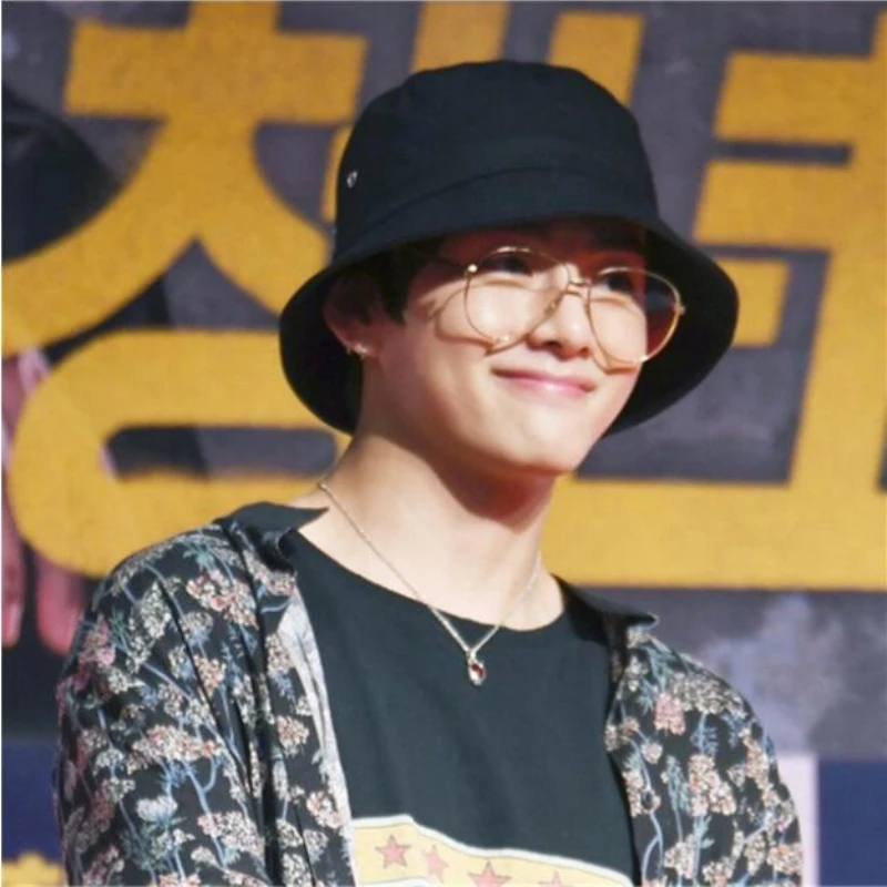 панама корейская 2020. сонгук из бтс в чёрной понамке. панама бтс. корейцы bts шуга. хён джин stray kids панамка.