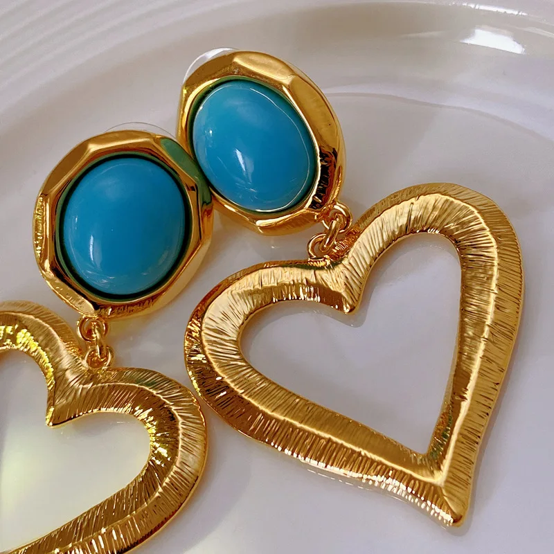 

Vintage Jewelry For Women Retro Aros With Hollow Out Heart Ornament Pendant For Charm Lady Luxury Gift Korean Fashion Earring