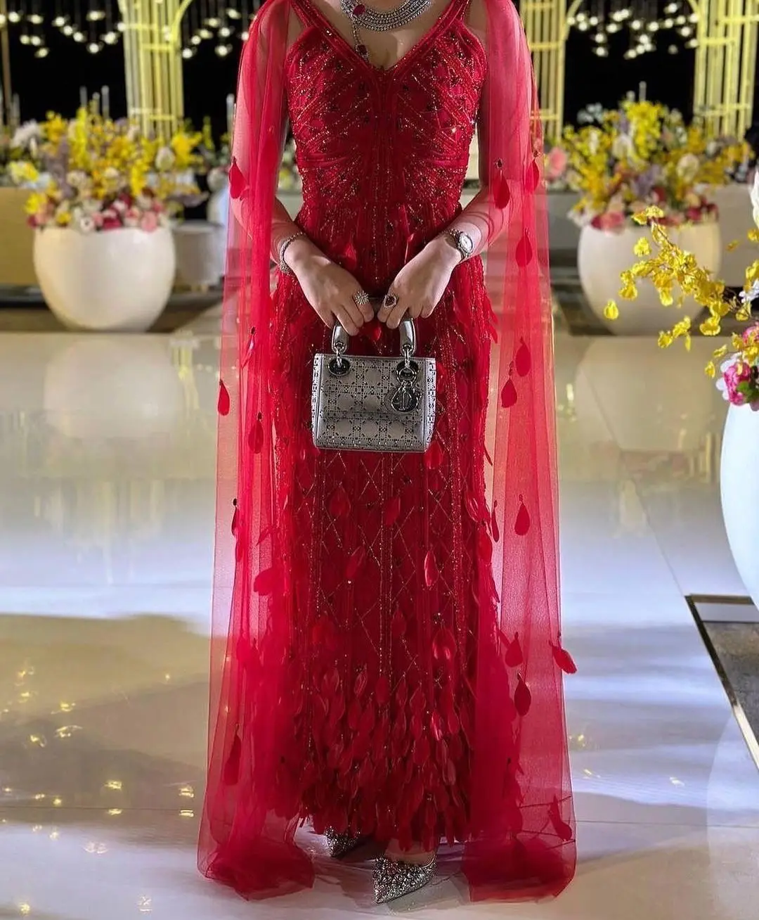 

Очаровательное ярко-розовое красное вечернее платье на бретельках с V-образным вырезом, вышивкой сердечком, кристаллами, иллюзией, блестками, двойной накидкой для выпускного вечера