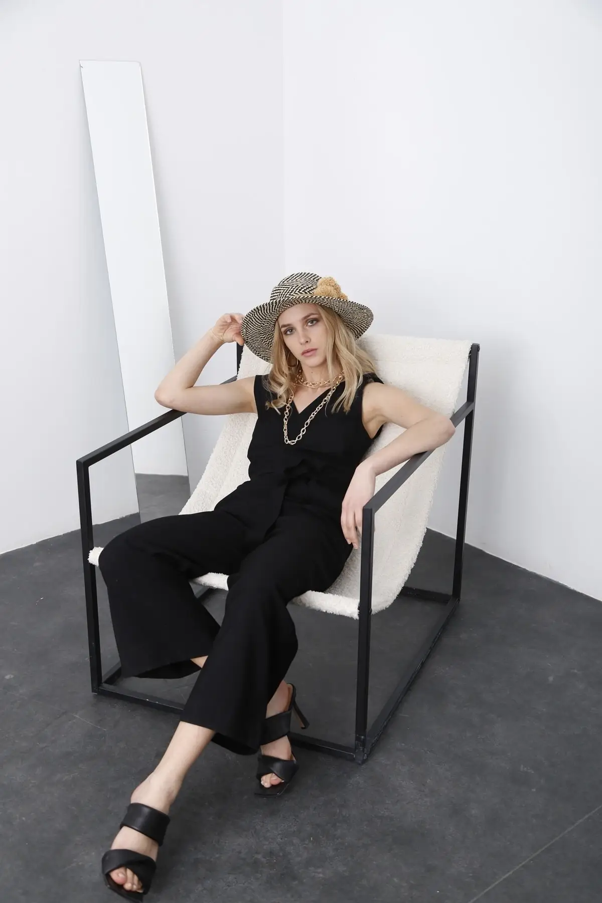 

Women's Overalls Black Double V-Neck Belted Jumpsuit Hot Style Quality Fabric Sleeveless Baggy Trousers Casual Jumpsuit