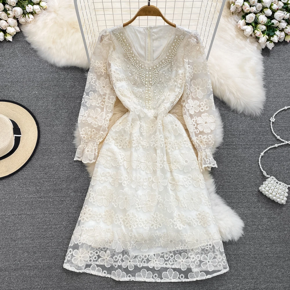 

Платье женское ТРАПЕЦИЕВИДНОЕ с V-образным вырезом и буффами на рукавах