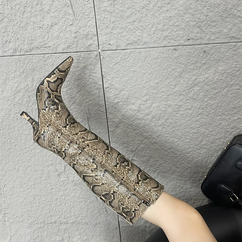 Новинка сапоги до колена разных цветов с узором в виде змеиной кожи и боковой
