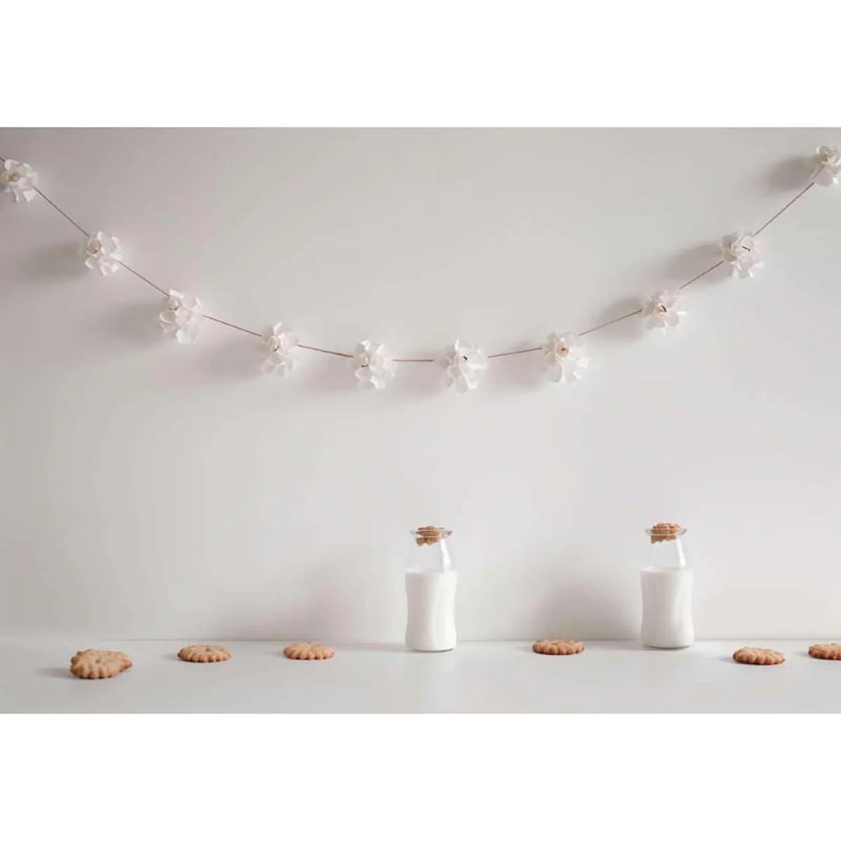 Настенный фон Allenjoy с изображением молока и печенья белых цветов