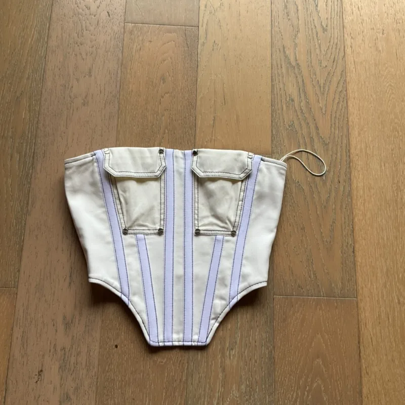 Женский комплект из топа без рукавов и юбки на завязках