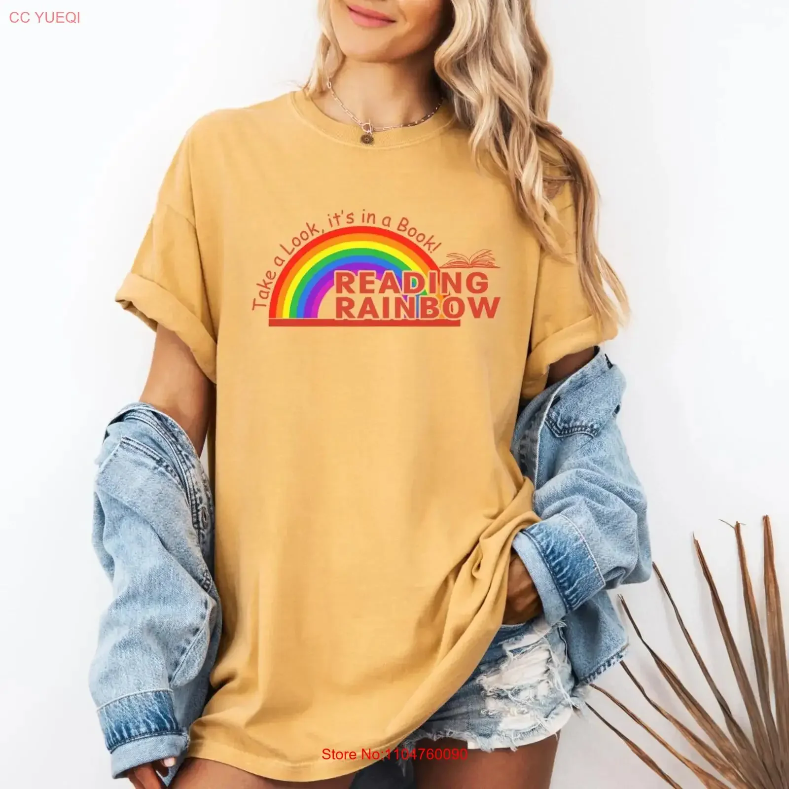 Фото Футболка Reading Rainbow: Красочная, для любителей книг, окрашенная в готовом изделии, идеально подходит для читателей, для образовательных мероприятий, уютная повседневная одежда, винтажная, с эффектом потертости №1