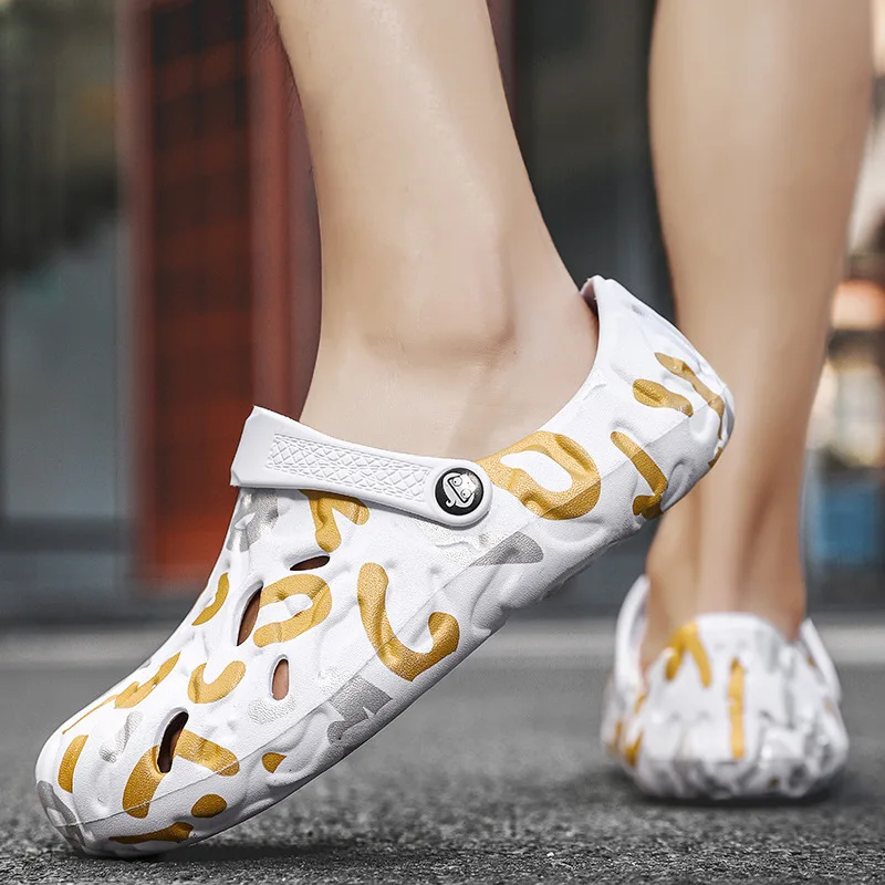 Сандалии мужские на низком каблуке босоножки с дырками удобные пляжные тапочки