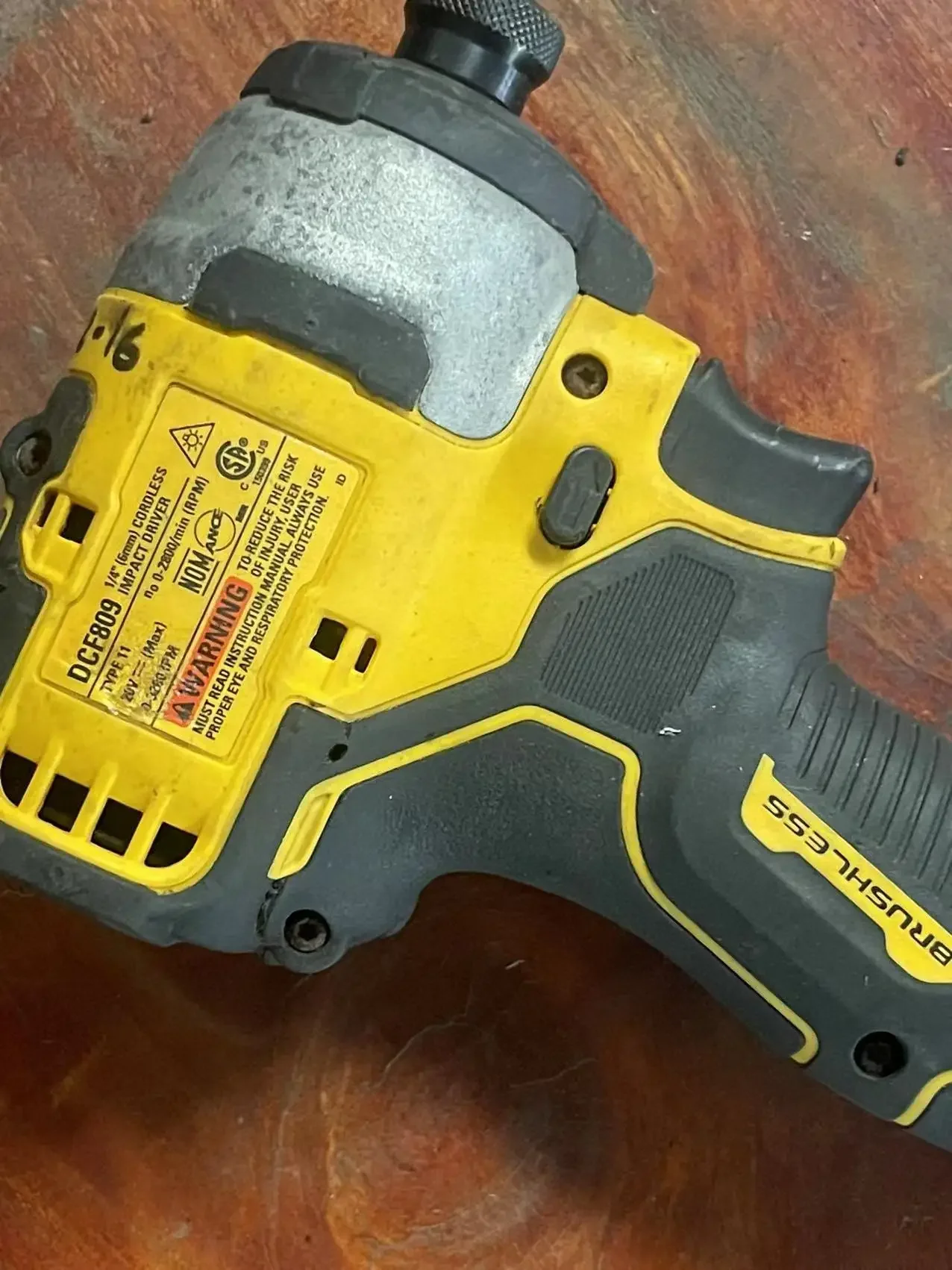 Бесщеточный ударный драйвер DEWALT 20 в (только инструмент). Б/у. Второй подвесной