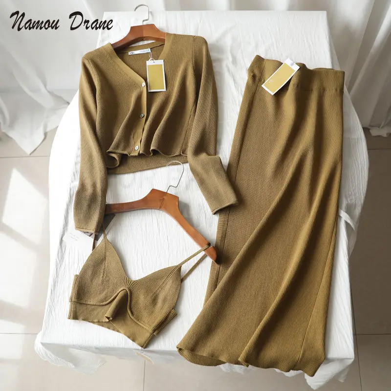 

2022 Spring New Simple Graceful V-neck Single Breasted Knitwear Inner Suspender Skirt Three-Piece Set