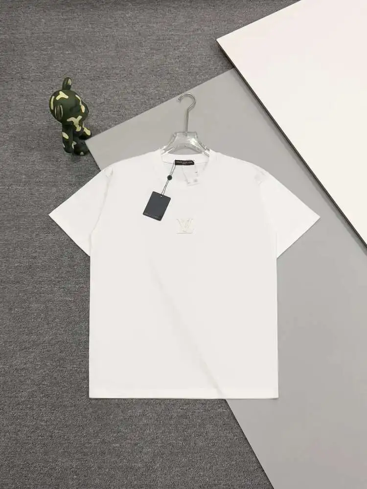 Новая летняя женская футболка удобная красивая и многофункциональная. |