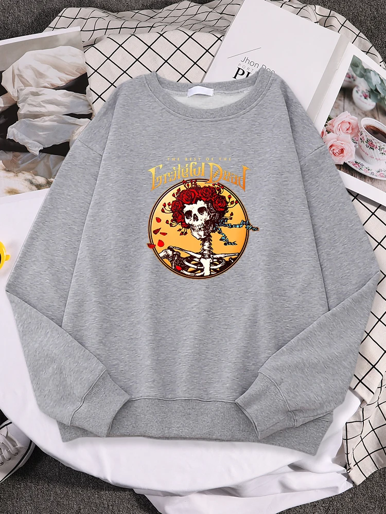 

Женская флисовая толстовка с изображением черепа и венка розы